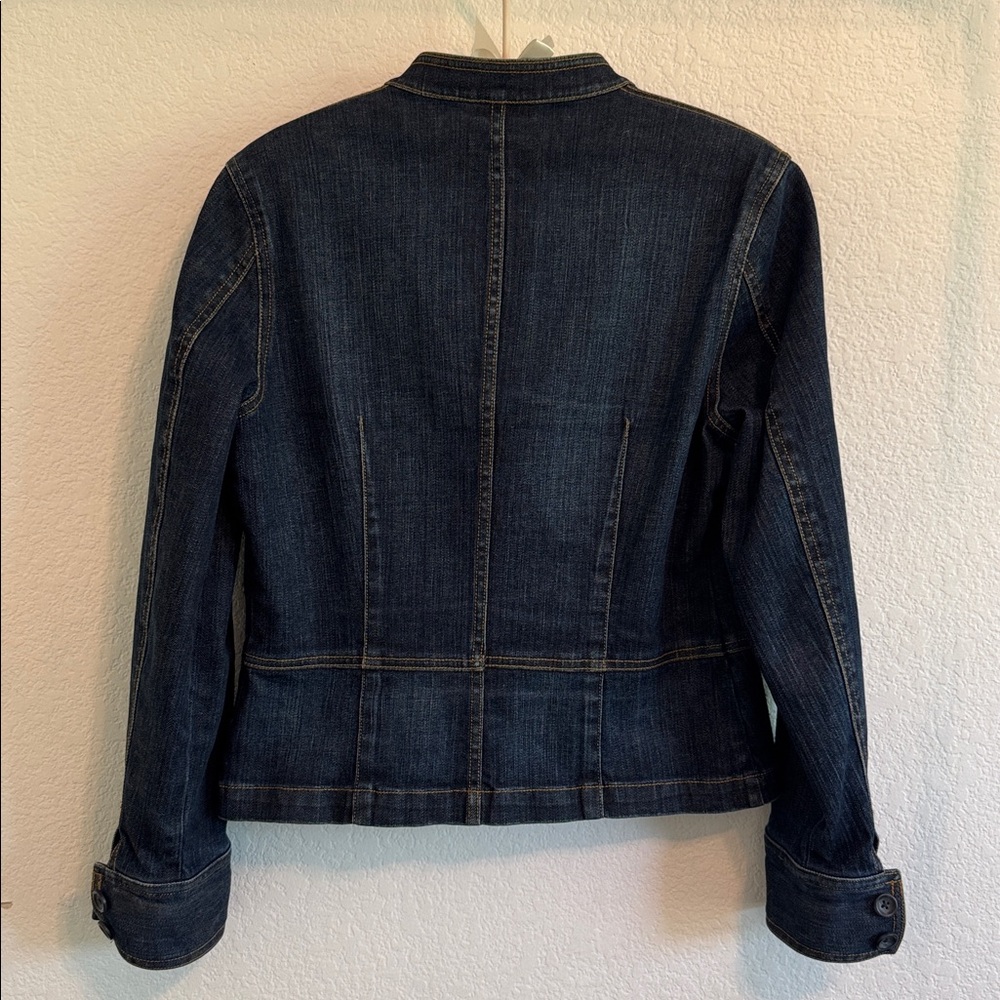 TALBOTS WOMENS DENIM JEAN JACKET SIZE 6 TAPERED FITTED COLLARLESS BUTTON BLUE - Picture 11 of 12